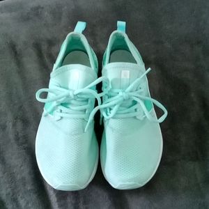 New Balance teal training shoes